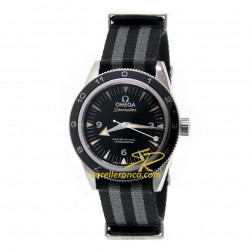 L' Omega Seamaster 300M Spectre, l'orologio indossato da Daniel Craig nell'ultimo film di 007, e' un segnatempo automatico con cassa in acciaio da 41mm con quadrante nero. Il cinturino in tessuto NATO ha 5 strisce nere e grigie.