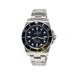 Questo orologio Rolex Submariner da 40 millimetri ha il quadrante nero senza datario con ghiera in ceramica nera. Il bracciale Oyster è in acciaio con classica chiusura Oysterlock.