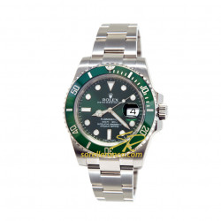 L'orologio Rolex Submariner, definito dagli appassionati Hulk deve il suo nome al quadrante verde ed alla ghiera in lega Cerachrom verde, un colore che richiama il famoso personaggio della Marvel. La cassa e' in acciaio da 40 millimetri e monta il bracciale Oyster a tre maglie.