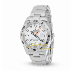 L'orologio Rolex Explorer II nella nuova versione con cassa in acciaio da 42 millimetri e bracciale Oyster, monta un quadrante bianco dove spicca il 
