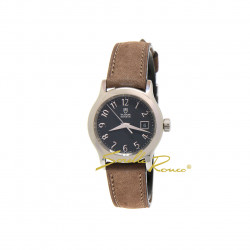 Questo orologio da donna Tudor e' disponibile con quadrante nero, cassa in acciaio diametro da 25mm, movimento al quarzo e cinturino in cuoio con chiusura ardiglione.