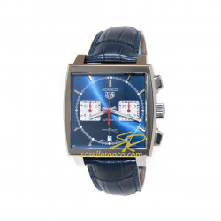 Tag Heuer Monaco monta il movimento di manifattura Heuer 02 con una riserva di carica di 80 ore. Il cronografo automatico Monaco è disponibile con cassa in acciaio da 39mm, quadrante blu con effetto soleil e cinturino in pelle blu.