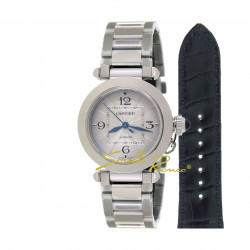 Cartier Pasha Ã¨ un orologio elegante dotato di movimento automatico solo tempo con cassa in acciaio e quadrante argento. A corredo troviamo un cinturino in acciaio e secondo cinturino in pelle di alligatore blu incluso.