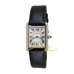 Cartier Tank Must è un orologio elegante  dotato di movimento al quarzo con cassa in acciaio e quadrante argentato con lancette a forma di gladio azzurrate. A corredo troviamo un cinturino in pelle chiusura deployante.