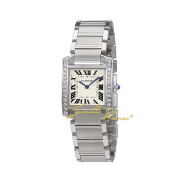 Cartier Tank Francaise è un orologio elegante da donna dotato di movimento al quarzo con cassa in acciaio ornata di 26 diamanti e quadrante argentato con lancette a forma di gladio azzurrate. A corredo troviamo un bracciale in acciaio con chiusura deployante.