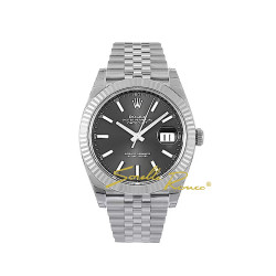 Questo orologio Rolex presenta il movimento avanzato Calibro 3235, progettato internamente per prestazioni superiori. Certificato come Cronometro svizzero dal COSC, garantisce precisione e affidabilità. Un'incarnazione di maestria artigianale e innovazione tecnologica.
