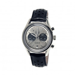 Il design del Tag Heuer Carrera Calibro 18 Glassbox si ispira al primo cronografo creato negli anni '60 da Jack Heuer, riproponendo sia a ore 12 il logo Tag Heuer dell'epoca sia l'effetto Panda del quadrante in argento opalino con i due contatori antracite.