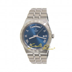 TUDOR Royal è un'orologio sportivo ed elegante al tempo stesso. Disponibile con movimento automatico calibro T603, cassa in acciaio inossidabile con quadrante blu effetto soleil, data con giorno della settimana e bracciale in acciaio.